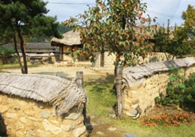 Căn nhà nơi nhà thơ Jeong Ji Woong sinh ra (phòng văn học)